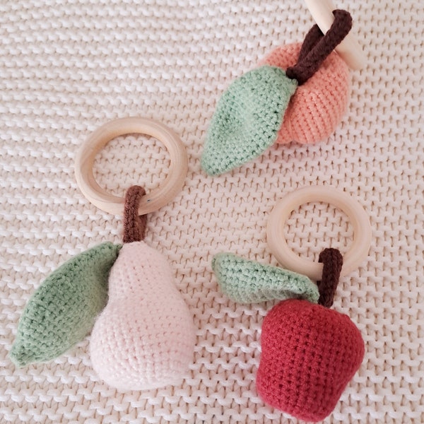 Hochet fruit en crochet (poire, pomme, pêche). Fait main/amigurumi/peluche avec grelot