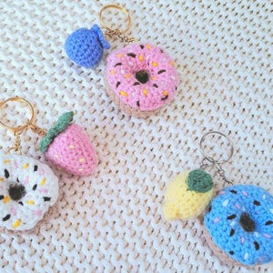 Mini donuts et fruits au crochet fait main pour porte clés. Amigurumi nourriture avec attache de porte-clefs. Personnalisable
