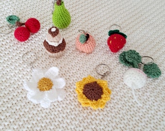 Porte clé en crochet : fraise, cerise, pêche, poire, radis, tournesol, marguerite, donut, gâteau. (Autres motifs disponibles) Fait mains