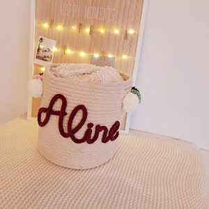 Personalisierter Korb mit gestricktem Vornamen, Spielzeugaufbewahrung und individuell anpassbares Kinderzimmer.