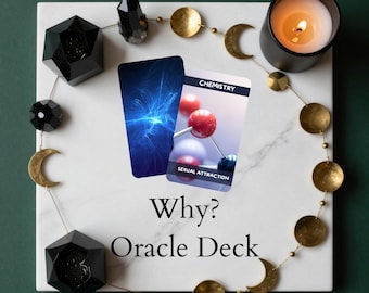 以下が含まれることがあります： 白い大理石の表面に「Why? Oracle Deck」というテキストが入ったオラクルデッキ。デッキには、抽象芸術と分子モデルの画像が描かれたカードが含まれています。シーンは、火の灯ったろうそく、黒い幾何学的な形、金色の三日月で飾られています。