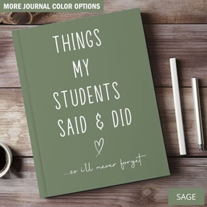 Peut inclure: Un journal vert sauge avec le texte "Things My Students Said & Did...so I'll never forget" en lettres blanches. Le journal a un symbole de cœur et est sur une surface en bois.