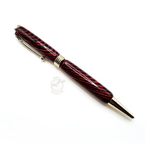 Handgedraaide houten balpen - Swirl Composiet ROOD en donker MARINEBLAUWE houtsoorten - (3 ringen) goudkleur
