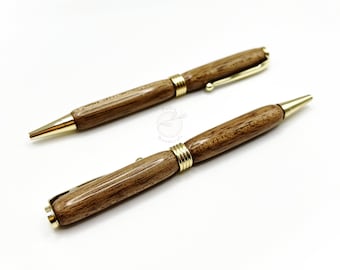 Handgedrechselter Holzkugelschreiber - Kiefernholz - Goldfarbener Dreiring | Geschenke für Ihn