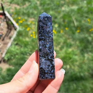 Elegant Indigo Gabbro Tower: Crystal Healing, Home Décor