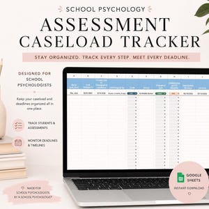 Puede incluir: Una computadora portátil muestra una hoja de cálculo titulada "ASSESSMENT CASELOAD TRACKER" para psicólogos escolares. La pantalla muestra una tabla con columnas para datos de estudiantes, plazos y evaluaciones. El texto en la pantalla dice "STAY ORGANIZED. TRACK EVERY STEP. MEET EVERY DEADLINE."