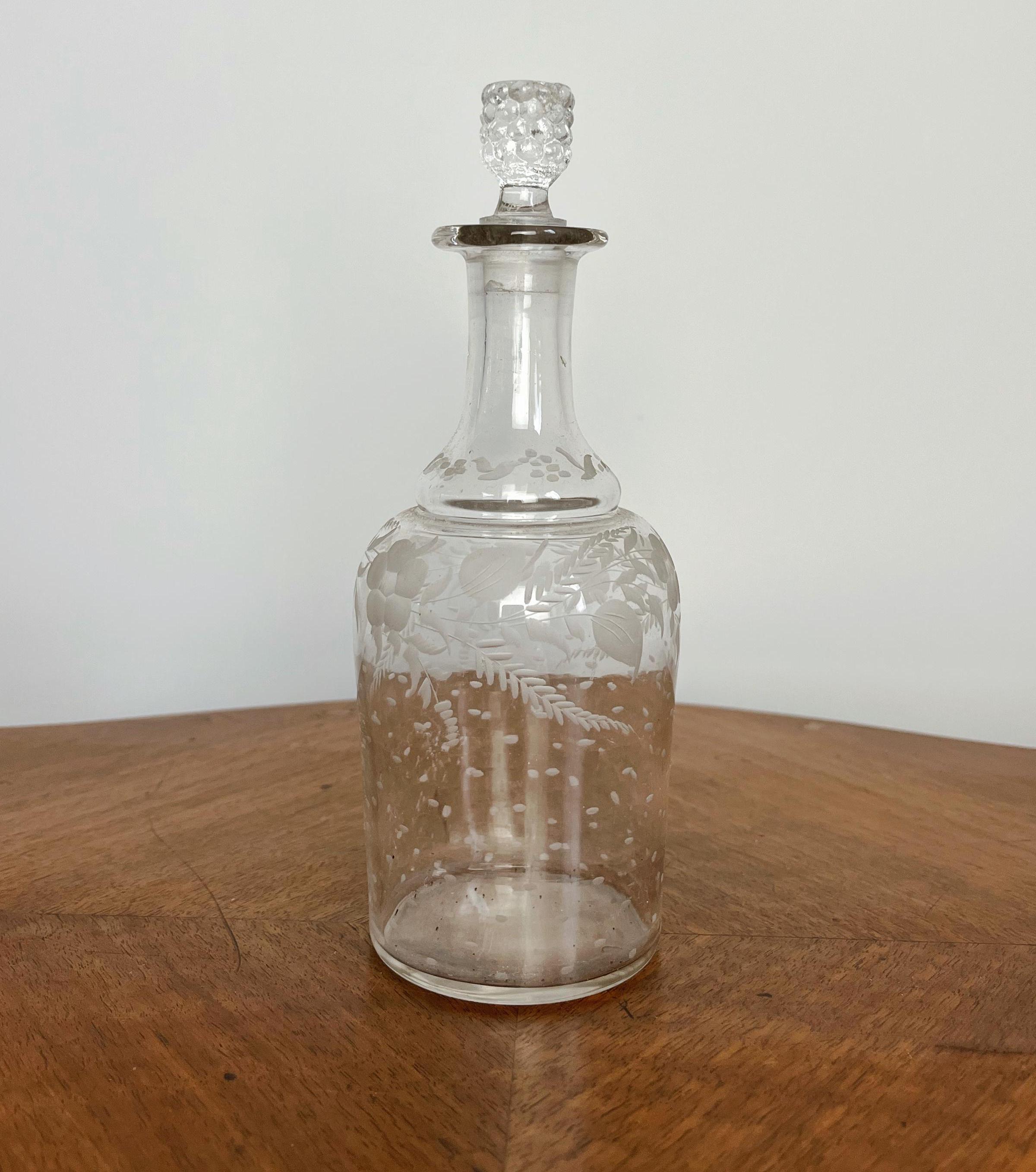 Trois belles carafes anciennes en cristal à motifs gravés