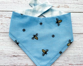 Omkeerbare bandana uit Story Sale: blauwe bijen/blauwe plaid