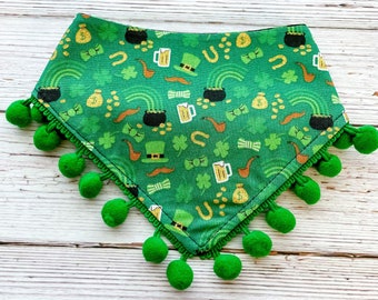 Bandana reversible: Favoritos de St. Patty/Cuaderno verde con ribete de pompón verde