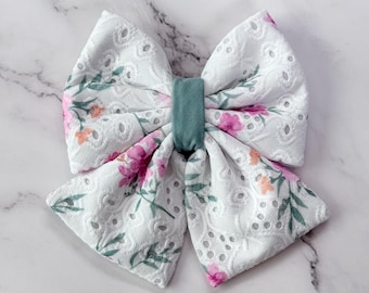 すぐに発送可能な襟元用リボン - 花柄アイレット