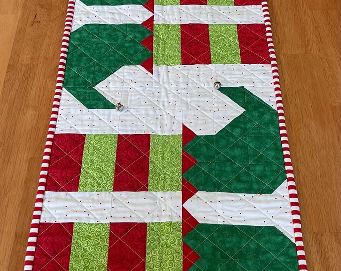 Handmade in USA - Quilted Christmas / Holiday Elfs Feet Table Runner ...