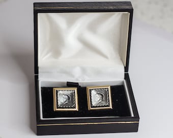 Boutons de manchette vintage soldat romain dans une boîte