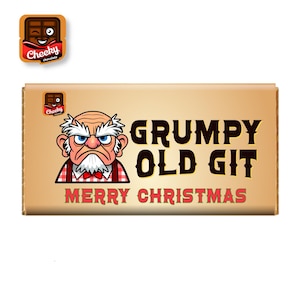 Puede incluir: Una tableta de chocolate rectangular con una imagen de dibujos animados de un anciano gruñón y el texto "GRUMPY OLD GIT MERRY CHRISTMAS". La tableta tiene un fondo marrón claro y un logotipo de "Cheeky chocolate".