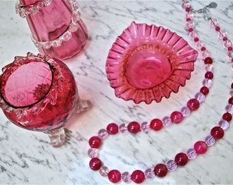 Collar de ágata fucsia con detalles de cristal rosa y joyas llamativas con cuentas.