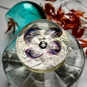 Großer außergewöhnlicher Vintage Briefbeschwerer von Selkirk Glass mit strukturiertem Silber und einer fliegenden lila Blume im Inneren