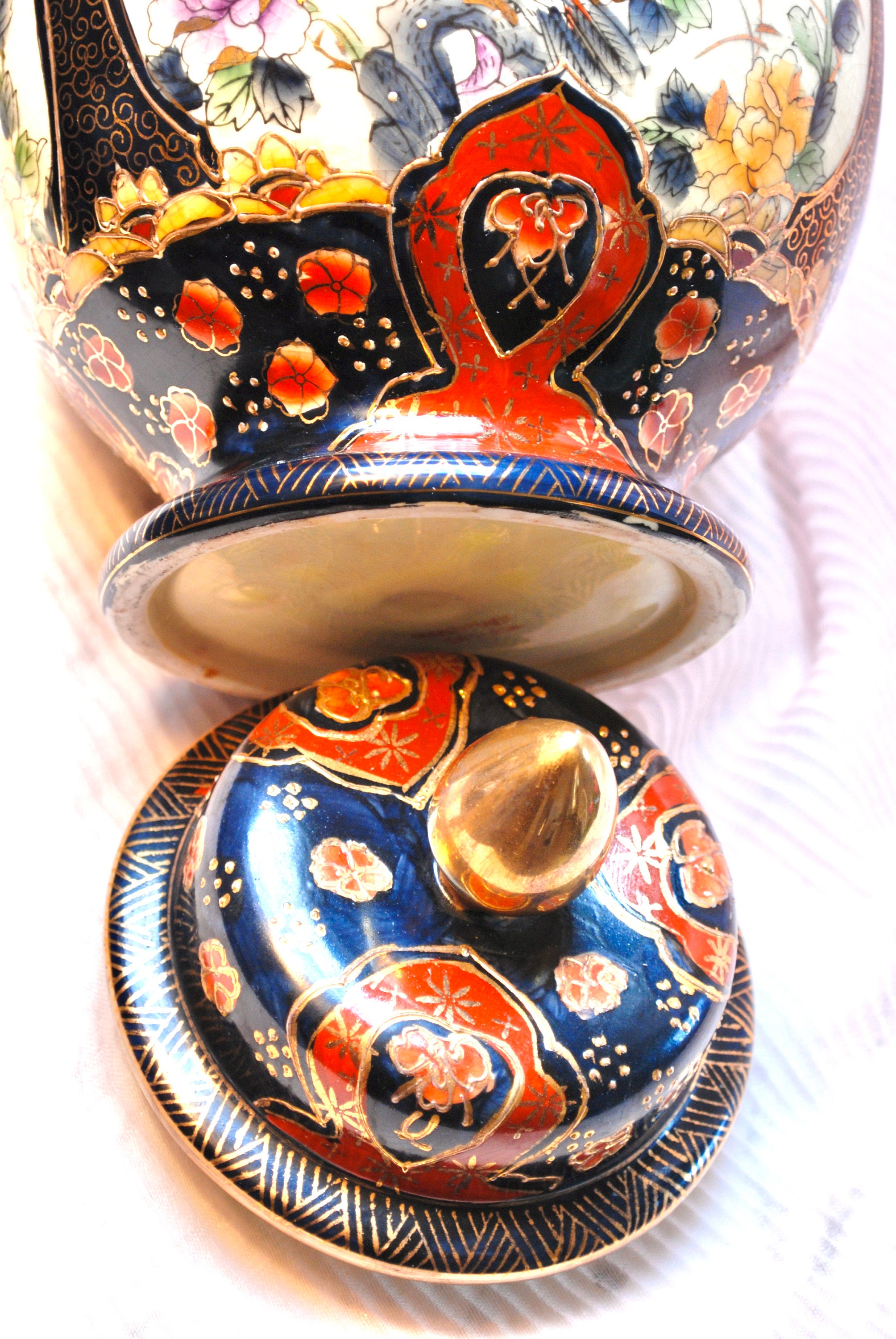 鳥、花、液体金で手描きされた蓋付きの大型ヴィンテージ「ハンドメイド