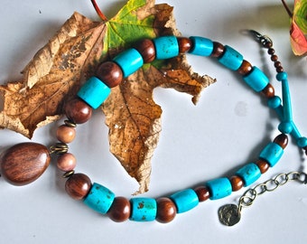 Collana fatta a mano in legno esotico e perline di osso turchese