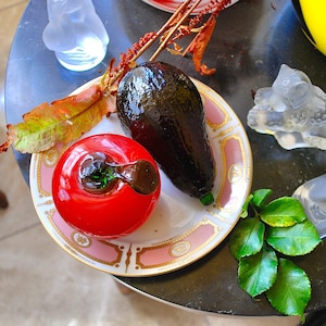 Légumes en verre vintage faits main : grosse pomme rouge et avocat