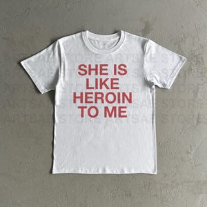 Ela é como heroína para mim Camiseta de algodão pesado - Camiseta Y2K