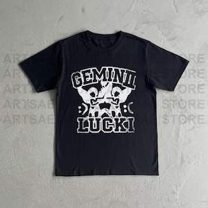 Könnte beinhalten: Schwarzes T-Shirt mit einem weißen Grafikdruck von zwei Figuren, die ringen, mit dem Text "Gemini Lucki" darüber.