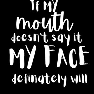 Può includere: Sfondo nero con testo bianco che recita: "Se la mia bocca non lo dice, la mia faccia lo farà sicuramente."