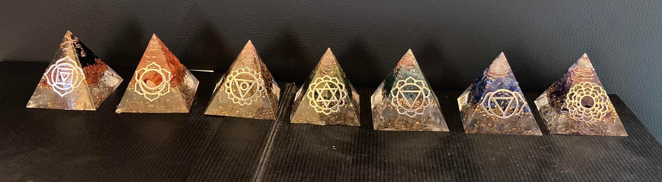 Lot 7 Pyramides Chakras 5 cm