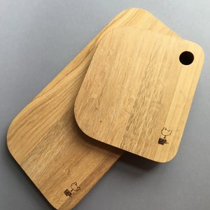 Robust, beautiful VESPER cutting board in 2 sizes made of solid oak, oiled and manufactured in Darmstadt.