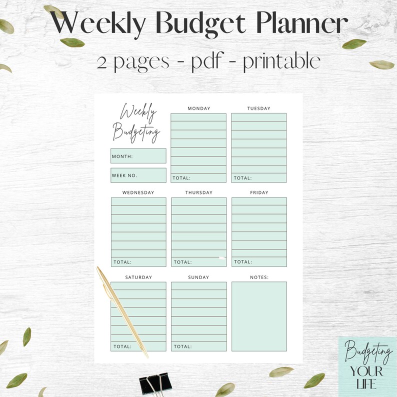Peut inclure: Planificateur de budget hebdomadaire imprimable avec un fond vert clair. Le planificateur comporte des sections pour chaque jour de la semaine, avec de l'espace pour les notes et les totaux. Le texte "Weekly Budgeting" est en haut de la page.