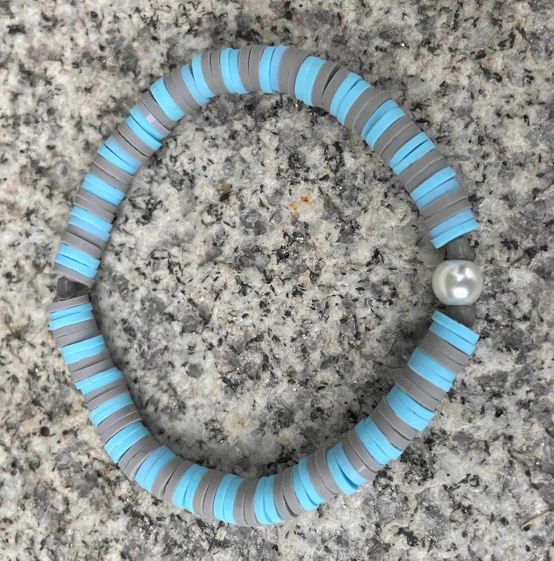 Blue Skies Grey clay beaded bracelet Etsy.de