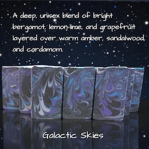 Puede incluir: Barras de jab&oacute;n rectangulares con un patr&oacute;n jaspeado en tonos negro, morado y azul. El texto dice: A deep, unisex blend of bright bergamot, lemon-lime, and grapefruit layered over warm amber, sandalwood, and cardamom. Galactic Skies.