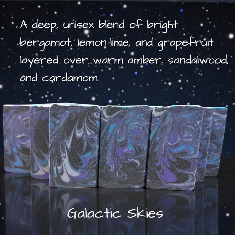 Puede incluir: Barras de jab&oacute;n rectangulares con un patr&oacute;n jaspeado en tonos negro, morado y azul. El texto dice: A deep, unisex blend of bright bergamot, lemon-lime, and grapefruit layered over warm amber, sandalwood, and cardamom. Galactic Skies.