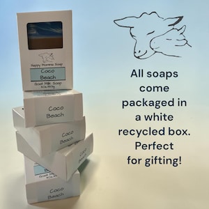 Puede incluir: Una pila de cinco cajas rectangulares blancas que contienen jab&oacute;n de leche de cabra Coco Beach. Cada caja tiene una etiqueta con el texto Happy Momma Soap, Coco Beach y 4oz/113.3g. El texto a la derecha dice: All soaps come packaged in a white recycled box.