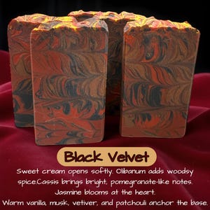 Puede incluir: Cuatro barras de jab&oacute;n rectangulares con un patr&oacute;n jaspeado en colores negro, rojo intenso y cobre. El texto Black Velvet est&aacute; impreso sobre una descripci&oacute;n de notas arom&aacute;ticas que incluyen crema dulce, ol&iacute;bano, casis, jazm&iacute;n, vainilla y almizcle.