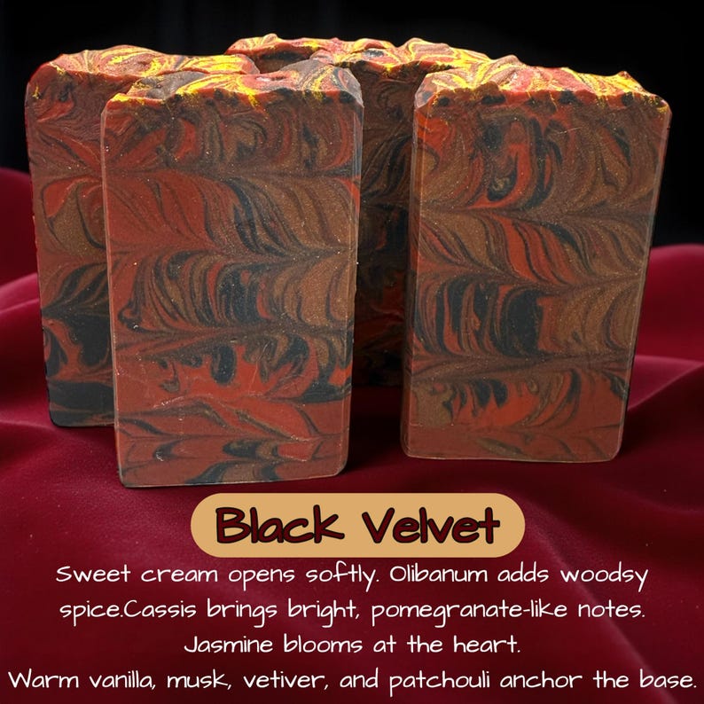 Puede incluir: Cuatro barras de jab&oacute;n rectangulares con un patr&oacute;n jaspeado en colores negro, rojo intenso y cobre. El texto Black Velvet est&aacute; impreso sobre una descripci&oacute;n de notas arom&aacute;ticas que incluyen crema dulce, ol&iacute;bano, casis, jazm&iacute;n, vainilla y almizcle.