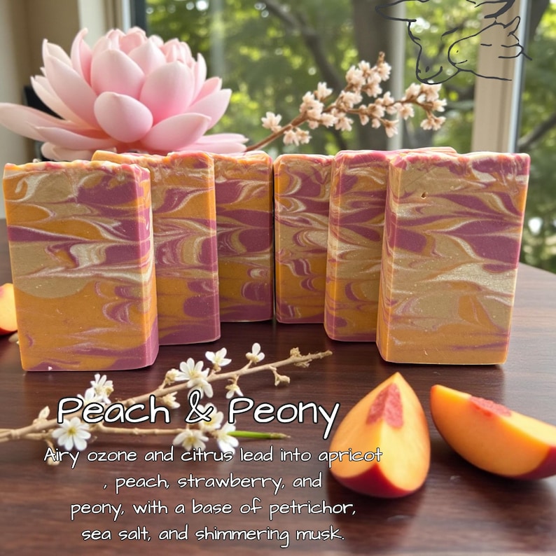 Puede incluir: Seis barras de jab&oacute;n rectangulares con un patr&oacute;n de remolinos jaspeados en tonos naranja, morado y crema. El texto "Peach & Peony" est&aacute; impreso debajo, seguido de una descripci&oacute;n de notas arom&aacute;ticas que incluyen albaricoque, melocot&oacute;n, fresa y peon&iacute;a.