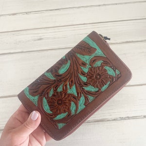 Cartera de piel repujada color turquesa