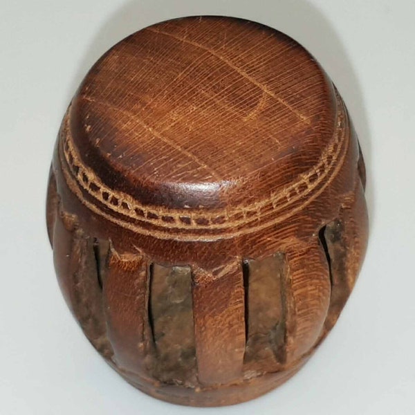 Meiji japonés inusual (siglo XIX) Netsuke de madera de boj de un tambor Taiko o Wadaiko