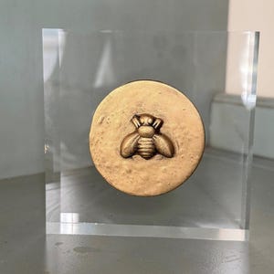 Bee Intaglio art 4x4 acrylic frame, Bee Decor, Napoleon bee, Bee Art, Intaglio Art, Paperweight