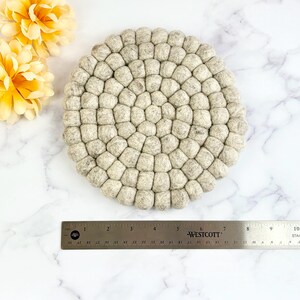 Handmade Felt Ball Trivet | 8-Inch Round Trivet | Eco-Friendly | Hot Pad | Heat-Resistant Trivet | Perfect Gift for Kitchen & Home Decor Bild 13
