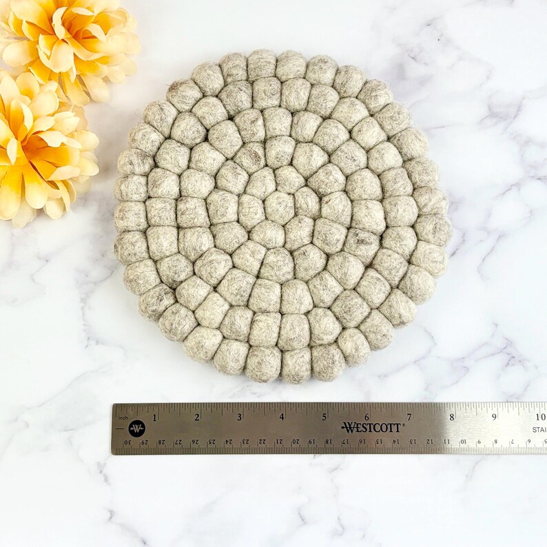 Handmade Felt Ball Trivet | 8-Inch Round Trivet | Eco-Friendly | Hot Pad | Heat-Resistant Trivet | Perfect Gift for Kitchen & Home Decor Bild 13