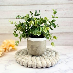 Handmade Felt Ball Trivet | 8-Inch Round Trivet | Eco-Friendly | Hot Pad | Heat-Resistant Trivet | Perfect Gift for Kitchen & Home Decor Bild 8
