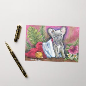 Puede incluir: Una pintura de acuarela de un cachorro de bulldog francés con una flor en el pelo y acostado en una media roja y blanca. El cachorro está rodeado de plantas y flores tropicales.