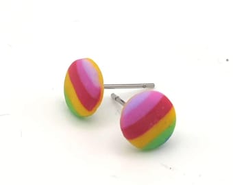 Bunte Ohrstecker aus Polymer Clay – Regenbogenfarben, gestreift, handgemacht, Edelstahlstecker, kleine runde Ohrringe, 8 mm