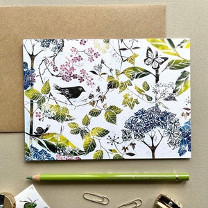 Cartão com impressão em linóleo de flores silvestres e melro, Dia das Mães, cartão de aniversário, cartão em branco de linogravura botânica da primavera - desenhado à mão + impressão em linóleo Botânico