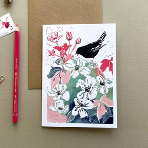 Cartão de impressão em linogravura de pássaros e flores de jardim inglês, cartões de felicitações de artistas por Laura Sowerby, cartão em branco botânico colorido