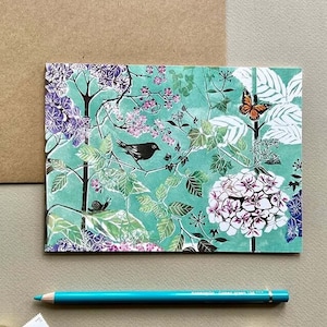 Hortensie und Vogel Linoldruck Grußkarte und Umschlag, Künstlerkarten von Laura Sowerby, bunte botanische Linolschnittkarte