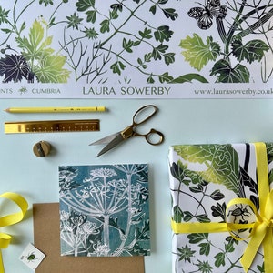 cartão com impressão em linóleo de flores silvestres, cartões de felicitações de artistas e envoltório correspondente opcional, cartão em branco com design botânico com impressão em linóleo e papel de embrulho