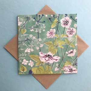 Japanische Anemone und Clematis Blume Linoldruck Karte, Künstler Grußkarten von Laura Sowerby, bunte botanische leere Karte