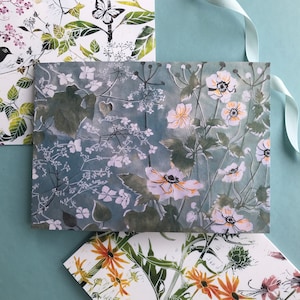 Três cartões de felicitações com impressão de pássaros e flores em linogravura, cartões de artistas de laura Sowerby, floral colorido impresso em quadro fosco de alta qualidade