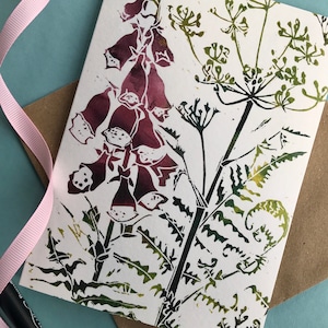 Vingerhoedskruid linosnede print wenskaart en envelop, kunstenaarskaarten door laura Sowerby, kleurrijke botanische linosnede blanco kaart
